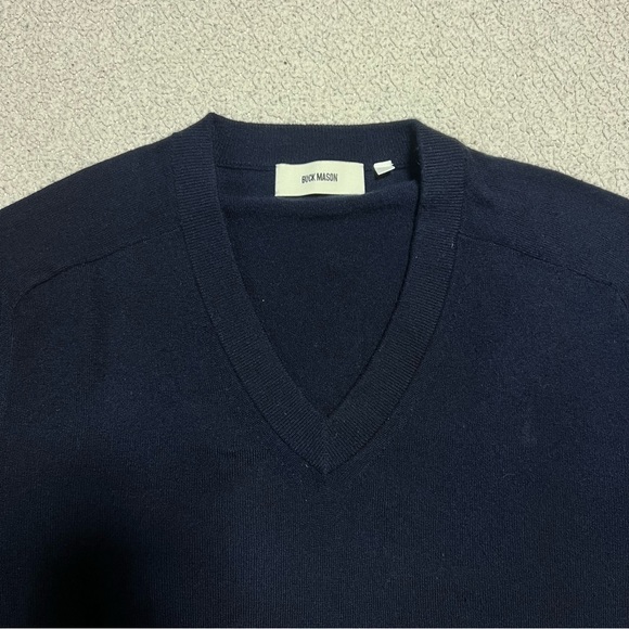 Buck Mason 100% Cashmere Men's Navy V-Neck Sweater Size Large Soft Comfy Minimal - Picture 2 of 4